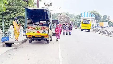 சங்ககிரி பி.டி.ஓ. அலுவலகம் எதிரே உள்ள பிரதான சாலையில் நடைபாதையில் சரக்கு ஆட்டோக்கள், கார், கனரக லாரிகள் நிறுத்தி உள்ளதால் சாலையின் நடுவே செல்லும் மாணவிகள்.