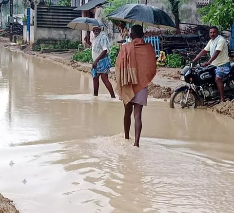 கன மழையால் சாலையில் குளம்போல் தேங்கிய தண்ணீர்