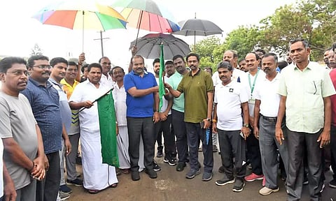 நடை பயிற்சி சாலையை அமைச்சர் அனிதா ராதாகிருஷ்ணன் கொடியசைத்து தொடங்கி வைத்த காட்சி. அருகில் கலெக்டர் லட்சுமிபதி, சண்முகையா எம்.எல்.ஏ., மேயர் ஜெகன் பெரியசாமி மற்றும் அதிகாரிகள் உள்ளனர்.