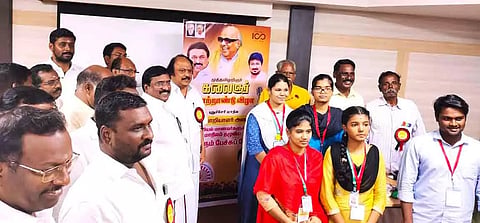 பேச்சுப்போட்டியை தி.மு.க.அமைப்பாளர் சிவா எம்.எல்.ஏ. தொடங்கி வைத்த காட்சி. அருகில் அனிபால் கென்னடி எம்.எல்.ஏ. உள்ளார்.
