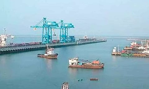 எண்ணூர் துறைமுகத்தில் கண்டெய்னர் லாரி கடலுக்குள் கவிழ்ந்தது- டிரைவர் காயத்துடன் மீட்பு