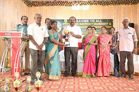 பரிசளிப்பு விழாவில் மேயர் ஜெகன் பெரியசாமி கலந்து கொண்டு வெற்றி பெற்ற பள்ளிகளுக்கு பரிசு கோப்பை வழங்கிய காட்சி.