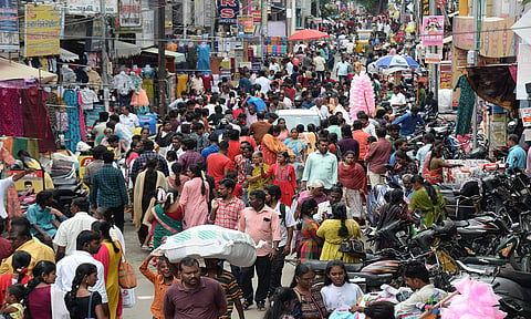 ஈரோடு கடை வீதிகளில் அலைமோதும் மக்கள் கூட்டம்