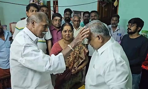 புஸ்சி ஆனந்திடம் நலம் விசாரித்து அவருக்கு முதல்-அமைச்சர் ரங்கசாமி ஆசி வழங்கிய காட்சி.