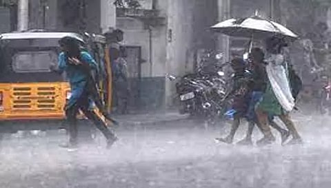 பரமத்தி வேலூர் சுற்றுவட்டார பகுதிகளில்விடிய, விடிய கனமழை; விவசாயிகள் மகிழ்ச்சி