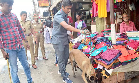 தீபாவளி பண்டிகையையொட்டி கோவை கடைவீதிகளில் வெடிகுண்டு நிபுணர்கள் சோதனை