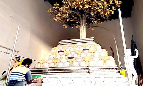 திருவண்ணாமலை அருணாசலேஸ்வரர் கோவிலில் கார்த்திகை தீபத்திருவிழாவை முன்னிட்டு காமதேனு கற்பகவிருட்ச வாகனத்திற்கு வண்ணம் தீட்டும் பணி நடைபெற்ற காட்சி.