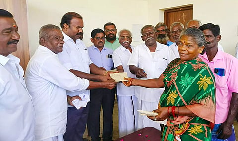 தூத்துக்குடியில் உப்பு மூடை சுமை தொழிலாளர்களுக்கு தீபாவளி போனஸ் - மேயர் ஜெகன் பெரியசாமி வழங்கினார்