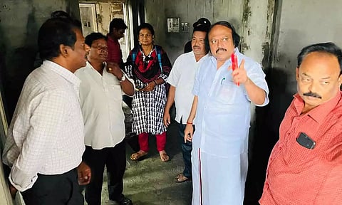 அடுக்குமாடி குடியிருப்பு பணியை கென்னடி எம்.எல்.ஏ. ஆய்வு மேற்கொண்ட காட்சி.