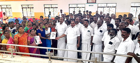 தெற்கு மாவட்ட செயலாளர் எஸ்.பி. சண்முகநாதன் தலைமையில் அ.தி.மு.க. பூத் கமிட்டி ஆலோசனை கூட்டம் நடைபெற்றபோது எடுத்த படம்.