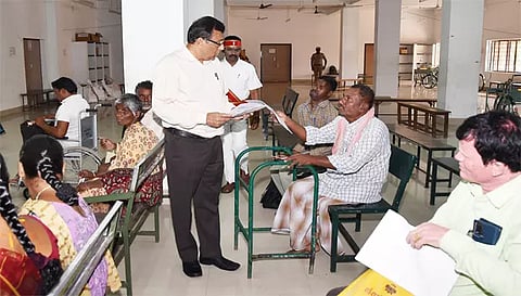 குறைதீர்ப்பு முகாமில் கலெக்டர் கார்மேகம் மாற்றுத்திறனாளிகளிடம் இருந்து மனுக்கள் பெற்ற காட்சி.