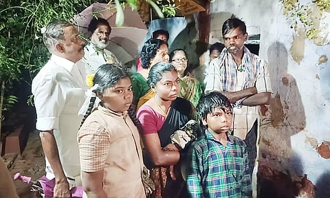 வீடு இடிந்ததால் பாதிக்கப்பட்ட குடும்பத்தினர்.