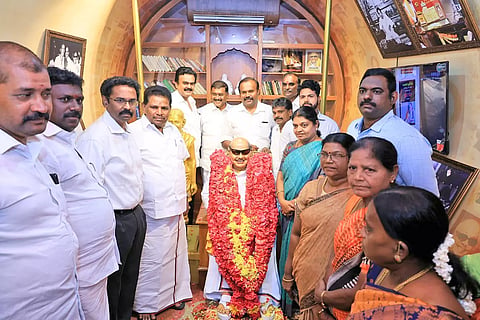 முத்தமிழ் தேரில் வைக்கப்பட்ட கலைஞரின் சிலைக்கு அமைச்சர்கள் கீதாஜீவன்,
அனிதா ராதாகிருஷ்ணன் ஆகியோர் மாலை அணிவித்து மரியாதை செய்த போது எடுத்தபடம். அருகில் கலெக்டர் லெட்சுமிபதி, மேயர் ஜெகன்பெரியசாமி, எம்.எல்.ஏ.க்கள் மார்க்கண்டேயன், சண்முகையா மற்றும் பலர் உள்ளனர்.