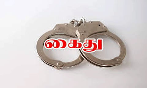 வேனில் ரேஷன் அரிசியை கடத்திய 3 பேர் கைது