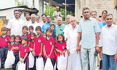 பள்ளி மாணவர்களுக்கு இனிப்பு பலகாரங்கள் வழங்கப்பட்டது.