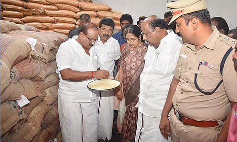 நுகர்பொருள் வாணிபக்கழக குடோனில் அமைச்சர் அர.சக்கரபாணி ஆய்வு மேற்கொண்டார்.