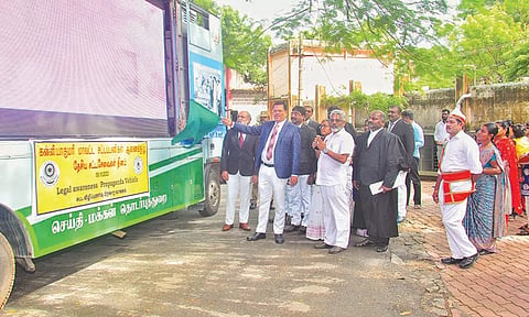 தேசிய சட்ட தினத்தை முன்னிட்டு சட்டப்பணிகள் விழிப்புணர்வு வாகன பிரச்சாரம்