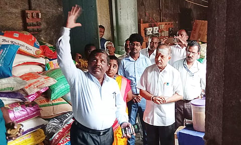 வேலூர் ஜலகண்டேஸ்வரர் கோவிலில் தொல்லியல் துறை கண்காணிப்பு அலுவலர் காளிமுத்து ஆய்வு செய்த காட்சி.
