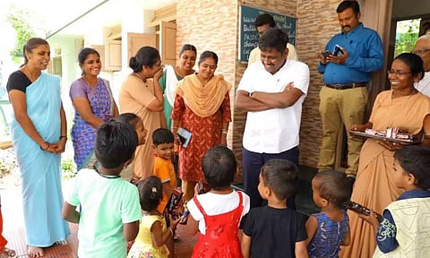  பெண் குழந்தைகள் இல்லத்தில் கலெக்டர் ஆய்வு மேற்கொண்ட காட்சி.
