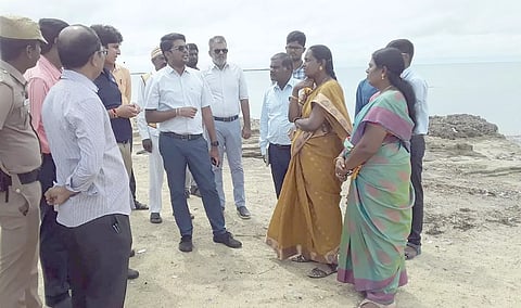 கடற்கரை பூங்காவை கலெக்டர் விஷ்ணு சந்திரன் ஆய்வு செய்தார்.