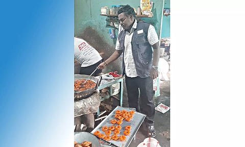 உணவு பாதுகாப்பு அலுவலர் சரவணக்குமார் சோதனை நடத்திய காட்சி.