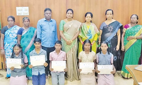 சிறப்பாக காய்கறி தோட்டம் அமைத்த மாணவர்களுக்கு பரிசு மற்றும் சான்றிதழ் வழங்கப்பட்டது.