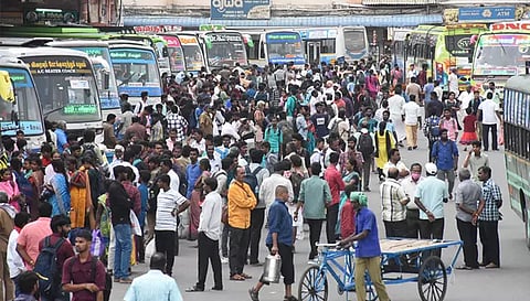 தீபாவளி பண்டிகையை ஒட்டி சேலம் புதிய பேருந்து நிலையத்தில் வெளியூர் செல்வதற்காக குவிந்த மக்கள் கூட்டம்