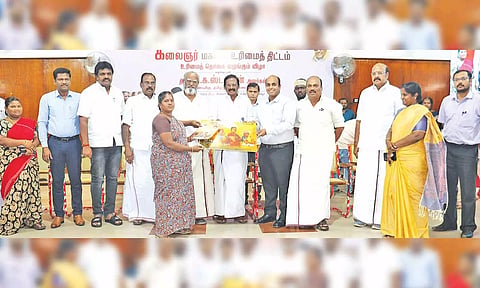 விடுபட்ட மகளிர்களுக்கு 2-ம் கட்டமாக உரிமைத்தொகை கலெக்டர் தீபக் ஜேக்கப் வழங்கினார்.