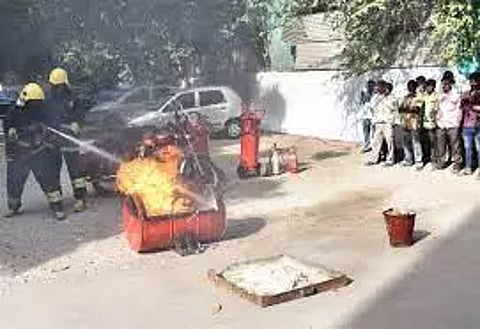 புகளூர் தீயணைப்பு துறையினர் ஒத்திகை பயிற்சி