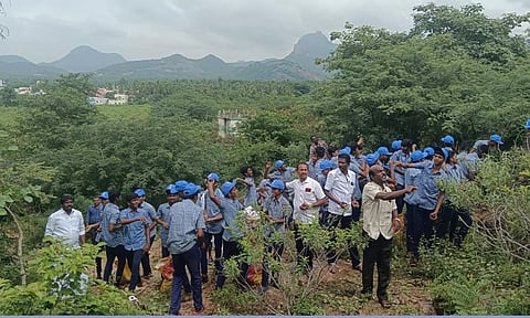 மலைப்பகுதியில் மாணவர்கள் விதை பந்துகளை வீசினர்.