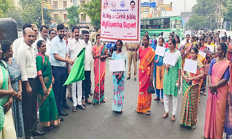 கடலூரில் டெங்கு காய்ச்சல் தடுப்பு விழிப்புணர்வு பேரணியில் கலெக்டர் அருண் தம்புராஜ், அய்யப்பன் எம்.எல். ஏ, மேயர் சுந்தரி ராஜா கலந்து கொண்டனர். 