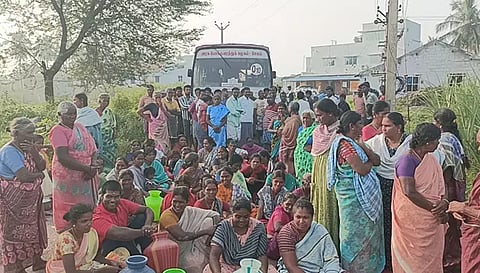காலி குடங்களுடன் சாலை மறியலில் ஈடுபட்ட பொதுமக்கள்.