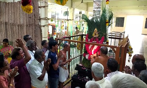 கந்தசஷ்டி விழா கொடியேற்றத்தை தொடர்ந்து கொடிமரத்திற்கு தீபாராதனை காட்டப்பட்ட காட்சி.