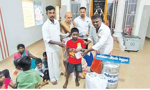 திருத்துறைப்பூண்டி ஸ்ரீராகவேந்திரர் கோவிலில் தீபாவளி பரிசை ஹபிபுல்லா வழங்கினார்.