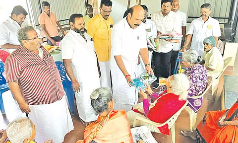 ஆதரவற்றோர் இல்ல முதியோர்களுக்கு டி.கே.ஜி.நீலமேகம் எம்.எல்.ஏ. புத்தாடை வழங்கினார்.