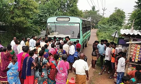 ஊத்துக்கோட்டை அருகே குடிநீர் கேட்டு பெண்கள் 'திடீர்' மறியல்