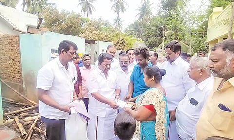 தீ விபத்தில் பாதிக்கப்பட்டவர்களுக்கு சாக்கோட்டை க.அன்பழகன் எம்.எல்.ஏ. நிதியுதவி வழங்கினார்.
