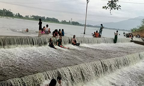 தொடர் மழையால் குடகனாறு தடுப்பணையில் தண்ணீர் ஆர்ப்பரித்து கொட்டுகிறது.