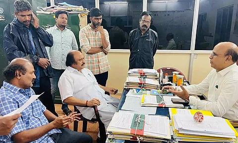 அனிபால் கென்னடி எம்.எல்.ஏ. குடிநீர் மையத்தை கொட்டும் மழையில் நேரில் சென்று ஆய்வு செய்த காட்சி.