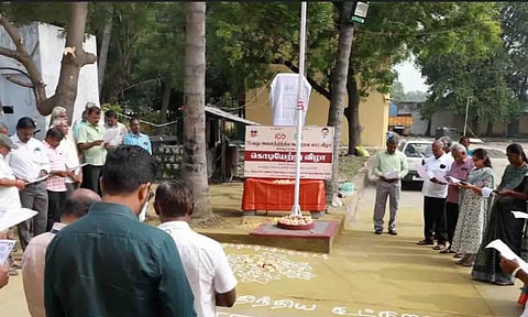 கூட்டுறவு தொடக்க கொடியேற்று விழாவில் கலந்து கொண்டவர்களை படத்தில் காணலாம்.