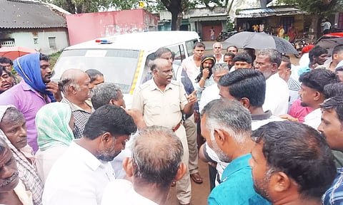 முற்றுகையிட்ட பொதுமக்களிடம் போலீசார் பேச்சுவார்த்தை நடத்திய காட்சி.