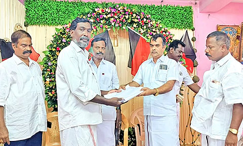 சிவகிரியில் நடைபெற்ற கூட்டத்தில் பாக முகவர்களுக்கான குறிப்பேடு மற்றும் படிவங்களை யூனியன் சேர்மன் பொன் முத்தையா பாண்டியன் வழங்கிய காட்சி.