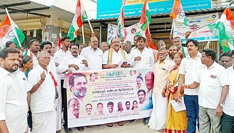 கொண்டப்பநாயக்கன்பட்டி பகுதியில் சேலம் மாநகர் மாவட்ட காங்கிரஸ் கட்சி தலைவர் பாஸ்கர் தலைமையில் ஆர்ப்பாட்டம் நடைபெற்ற காட்சி.