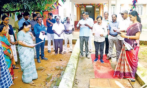 கூட்டுறவு வாரவிழாவில் உறுதிமொழி எடுக்கும் நிகழ்ச்சி நடந்தது.