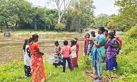 கூட்டாற்றில் வெள்ளம் கரைபுரண்டு ஓடுவதால் கரையில் தவிக்கும் மலைவாழ் மக்கள்