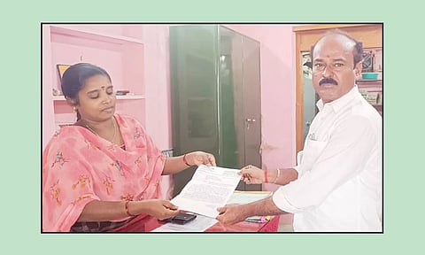 இந்து சமய அறநிலையத்துறை இணை ஆணையரிடம், விஸ்வநத்தம் ஊராட்சி மன்ற தலைவர் சக்திவேல்நாகராஜ் கோரிக்கை மனு கொடுத்தார்.
