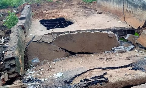 குடியிருப்பு பகுதியில் இடிந்து விழுந்த பாலத்தை படத்தில் காணலாம்.