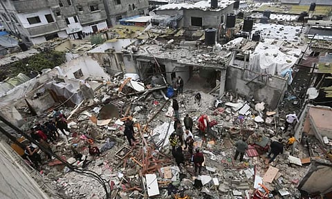காசாவில் கட்டட இடிபாடுகளில் ஆயிரக்கணக்கான உடல்கள்: கைகளால் தோண்டி எடுக்கும் அவலம்
