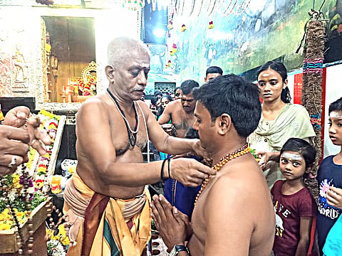 மதுரை மேலமாசி வீதி ஆனந்த அய்யப்பன் கோவிலில் கார்த்திகை முதல் நாளையொட்டி பக்தர்கள் மாலை அணிந்து விரதம் தொடங்கினர். 