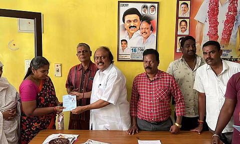 உப்பளம் தொகுதி பயனாளிகளுக்கு உதவித்தொகைை பெற அடையாள அட்டையை கென்னடி எம்.எல்.ஏ. வழங்கிய காட்சி.